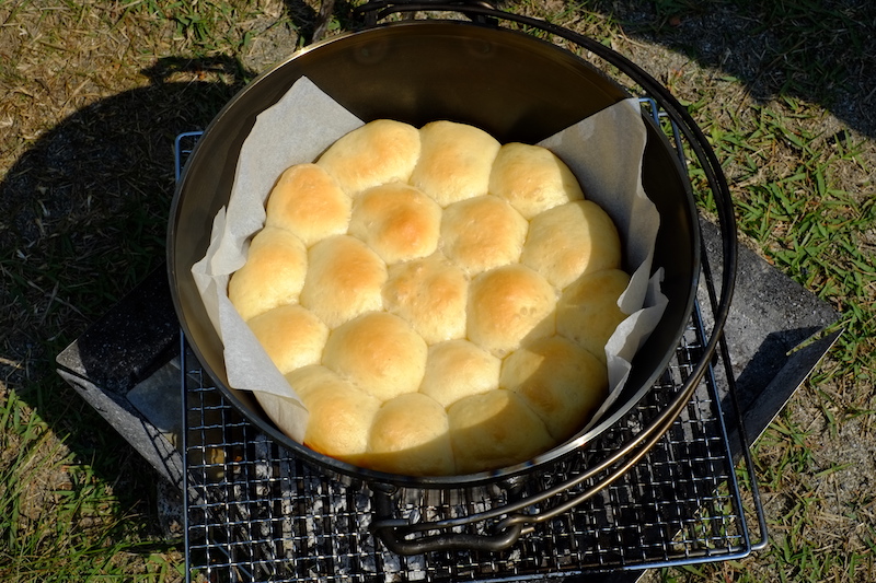 ダッチオーブンで焼いたパン
