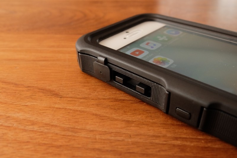 iPhone5s/SE用耐衝撃・防水・防塵ケース（ZVE）｜マナーボタンのカバーと音量ボタン