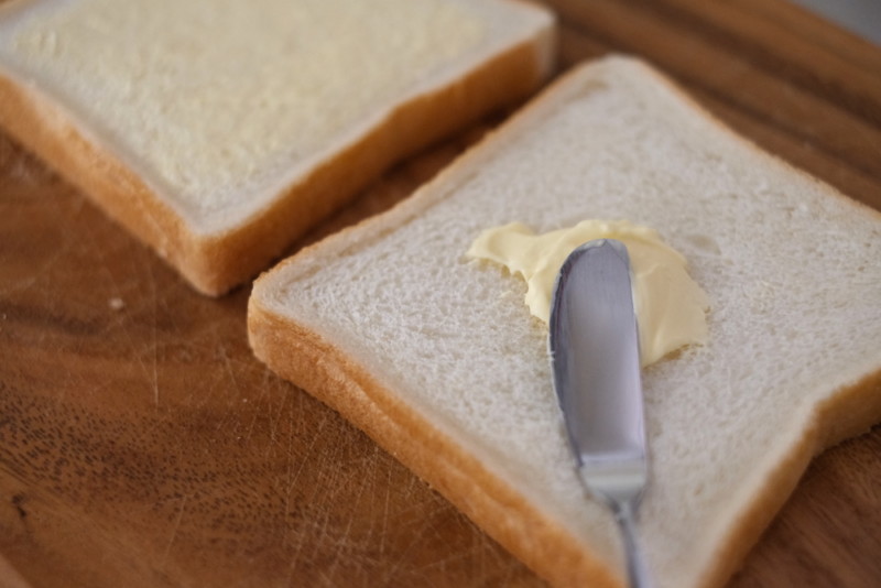 COGHLANS（コフラン）A&Fホットサンドクッカー｜パンにバターを塗る