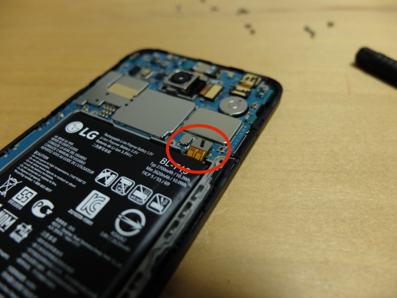Nexus5Xのバッテリー交換｜バッテリーの接続部分