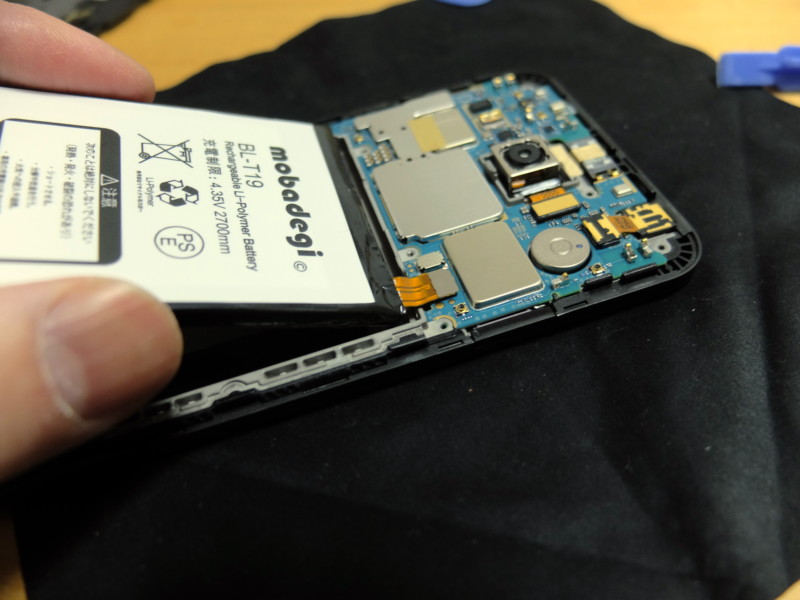 Nexus5Xのバッテリー交換｜新品バッテリーをセット