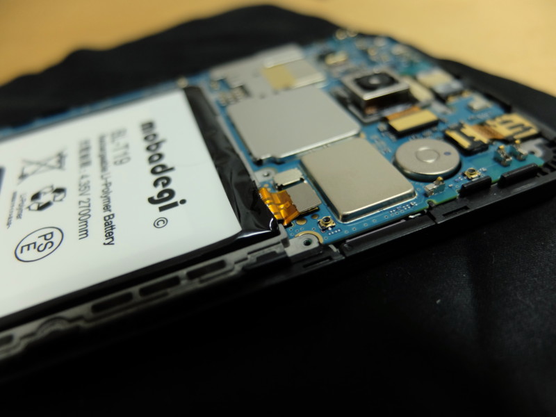 Nexus5Xのバッテリー交換｜銅板が曲がった
