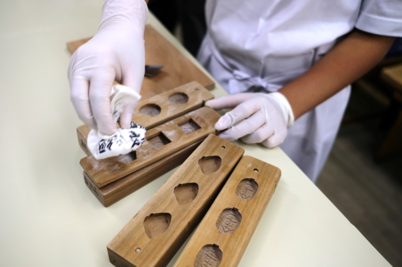 和三盆の干菓子作り体験（にしきや）｜木型に片栗粉をまぶす