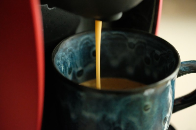 ネスカフェ ゴールドブレンド バリスタ｜コーヒーを淹れている