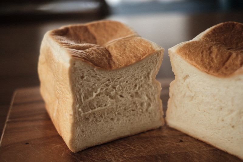 「Bakery 暦（滋賀・信楽）」の食パン｜包丁で切ったらつぶれる断面