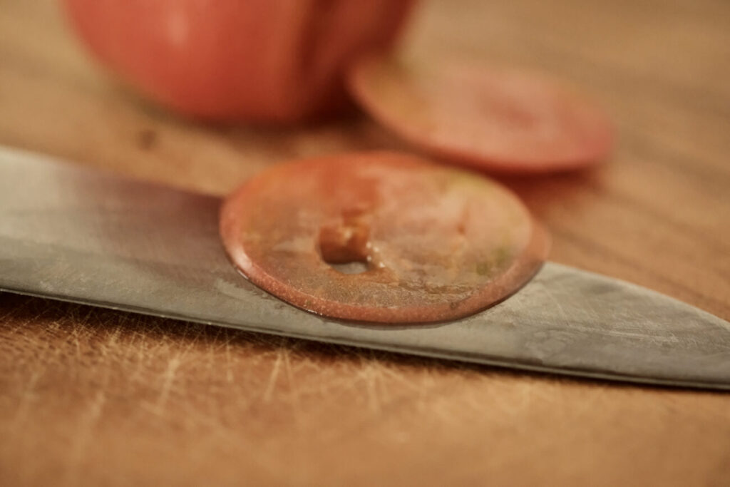 京セラのロールシャープナーで研いだ包丁で切ったトマト