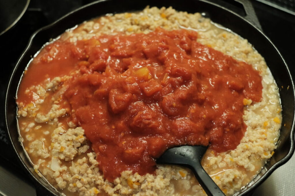 大豆ミートを使ったミートスパゲティを調理